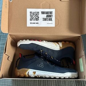 NEW IN BOX Vivobarefoot Tracker Decon FG2 Low - Size 40EU
